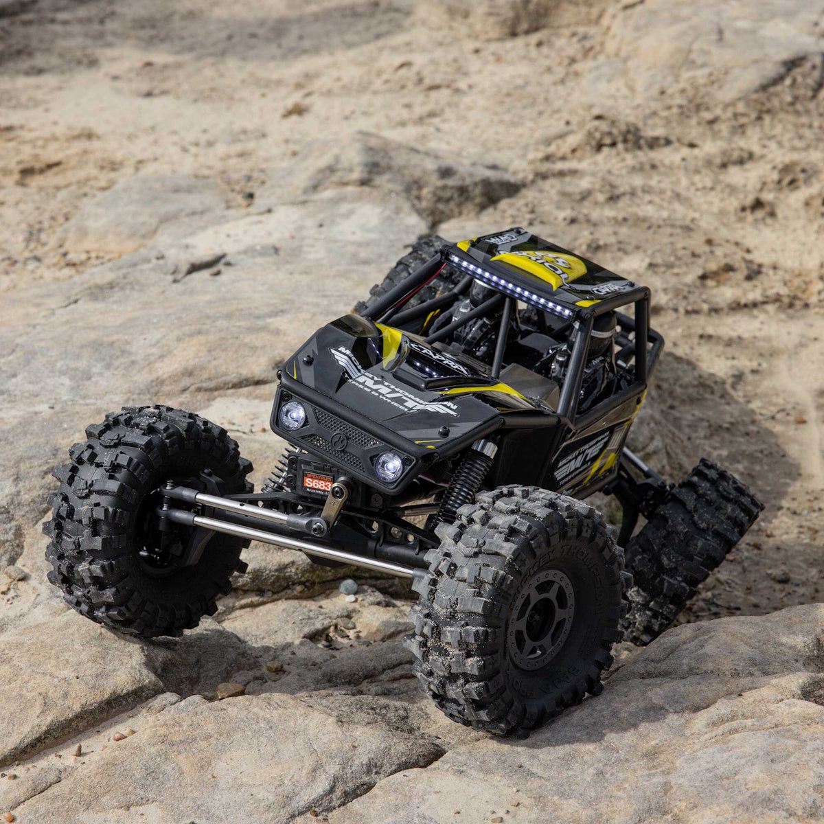 Axial AXI-1543T2 1/10 UTB10 Capra 1.9 4WS 4X4 RTR Brushed Rock Crawler, Yellow