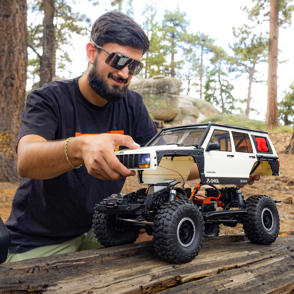 Axial AXI-2037T2 1/10 SCX10 III Jeep Cherokee XJ 4X4 RTR Brushed Rock Crawler, White