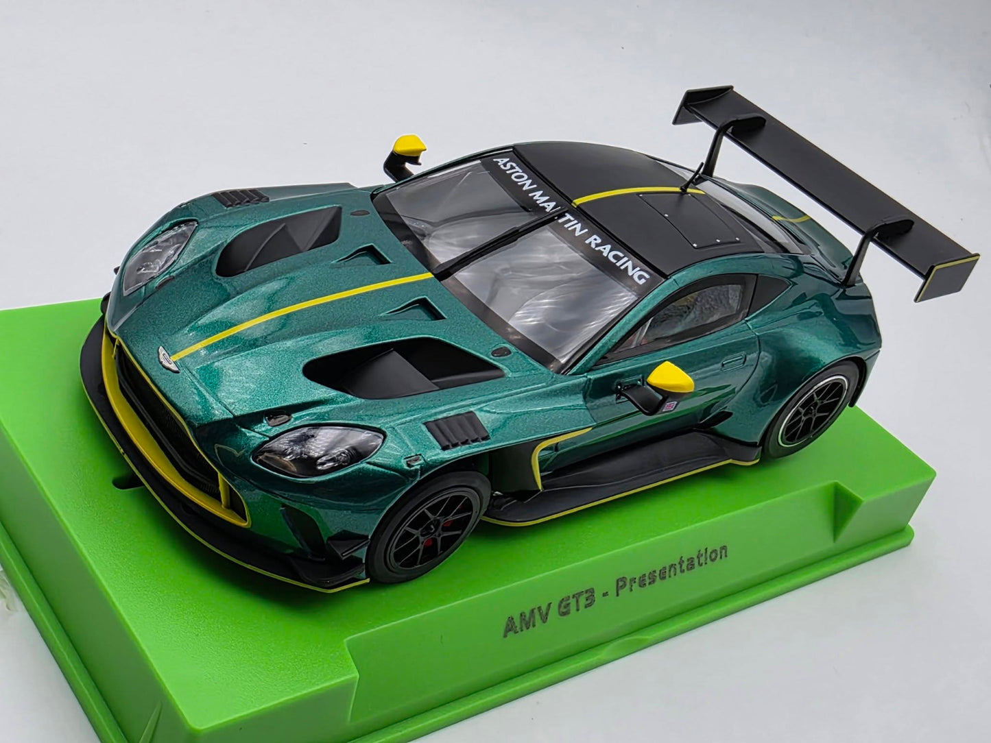 Avant Slot Aston Martin Vantage GT3 Presentation 1/32 Slot Car 52901