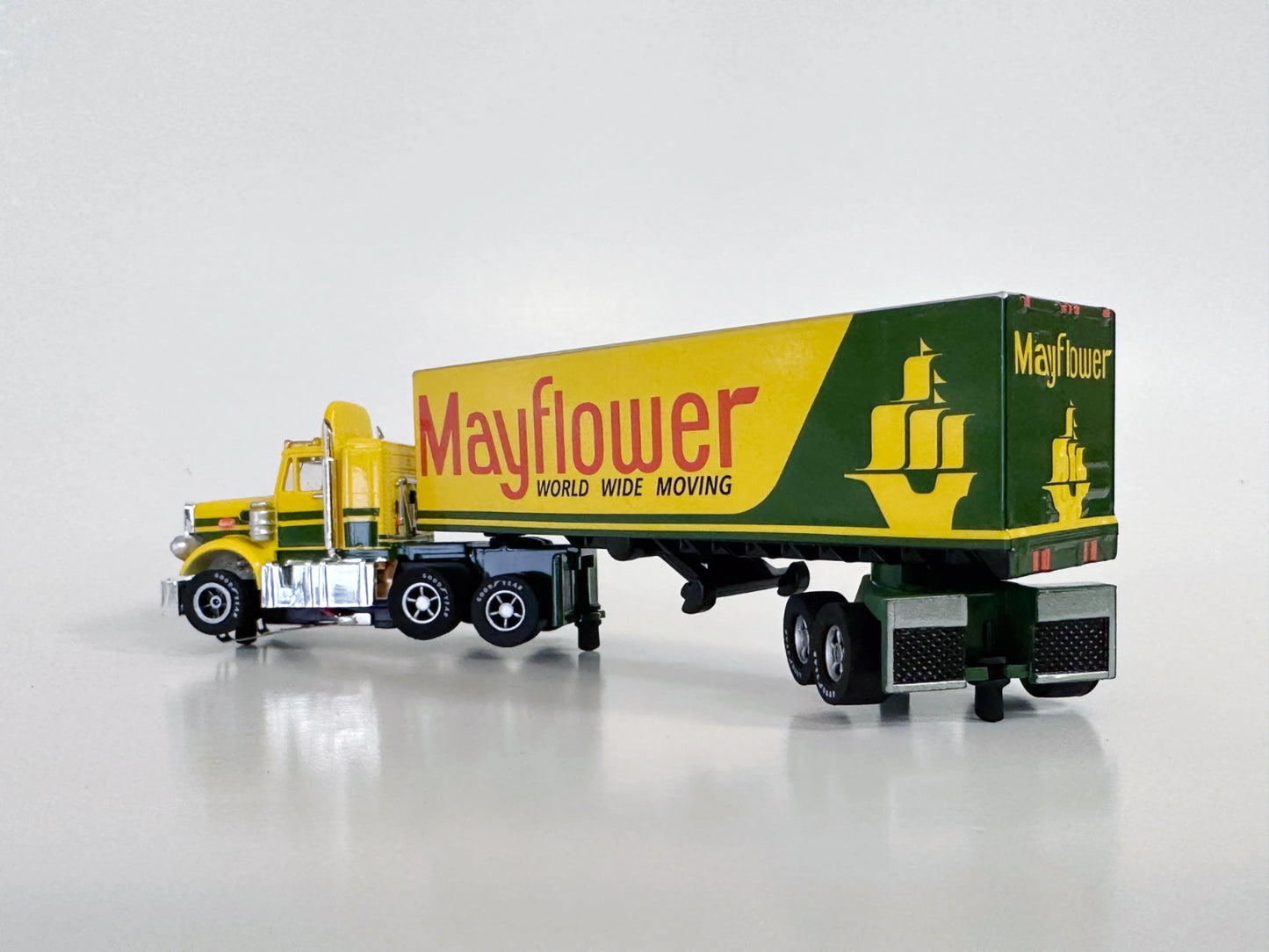 Auto World Exclusive Peterbilt 359 Truck Trailer Mayflower AFX HO slot car CP7984