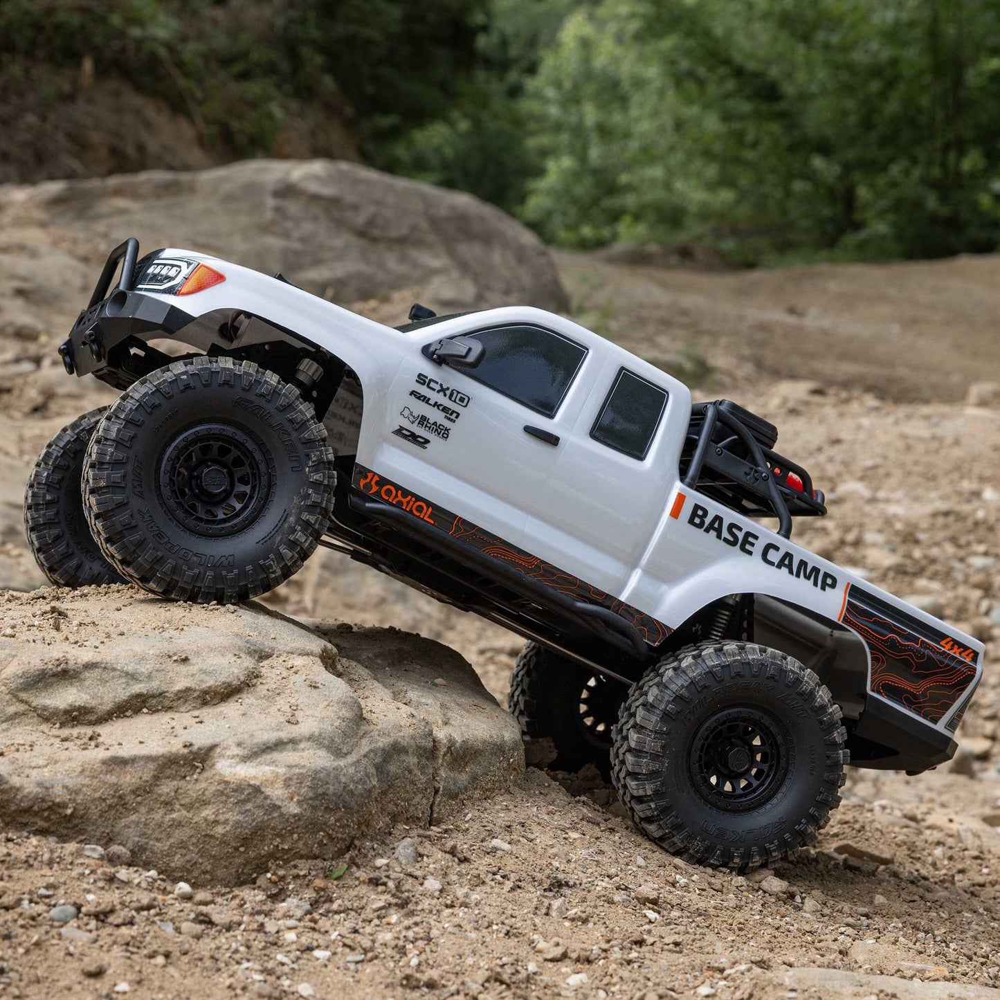 Axial AXI-1375T1 1/10 SCX10 III Base Camp 4X4 RTR Brushed Rock Crawler, White