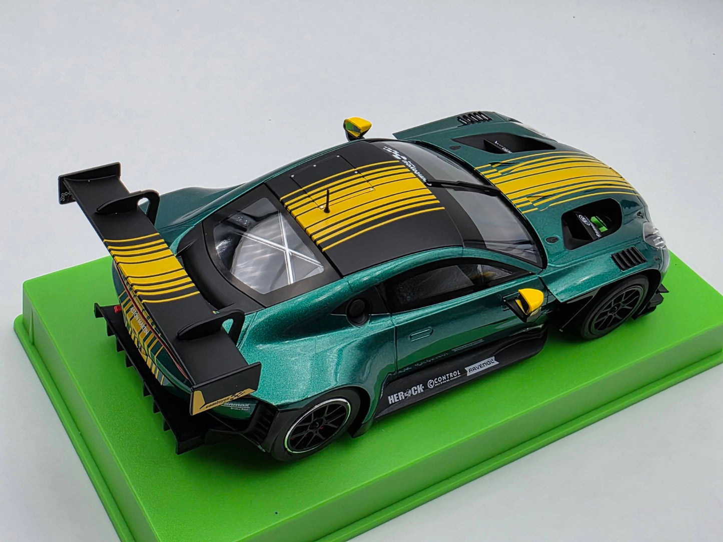 Avant Slot Aston Martin Vantage GT3 Test Car + Alonso Figure 1/32 Slot Car 52902