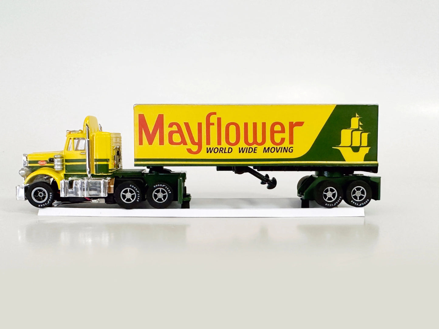 Auto World Exclusive Peterbilt 359 Truck Trailer Mayflower AFX HO slot car CP7984