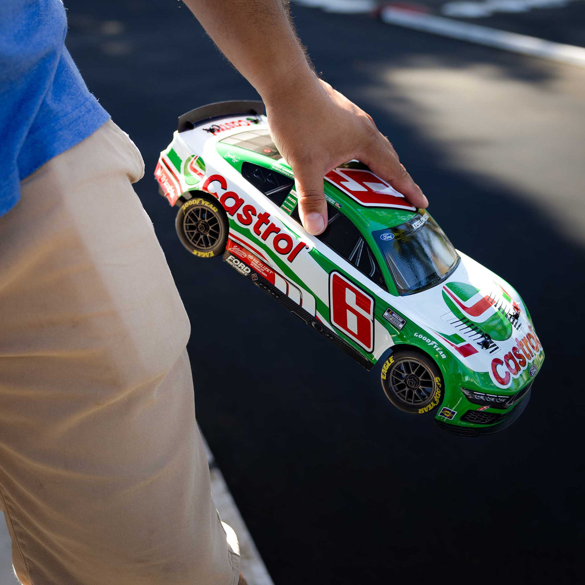 Losi LOS1122606 1/12 NASCAR No. 6 Castrol Ford Mustang RTR