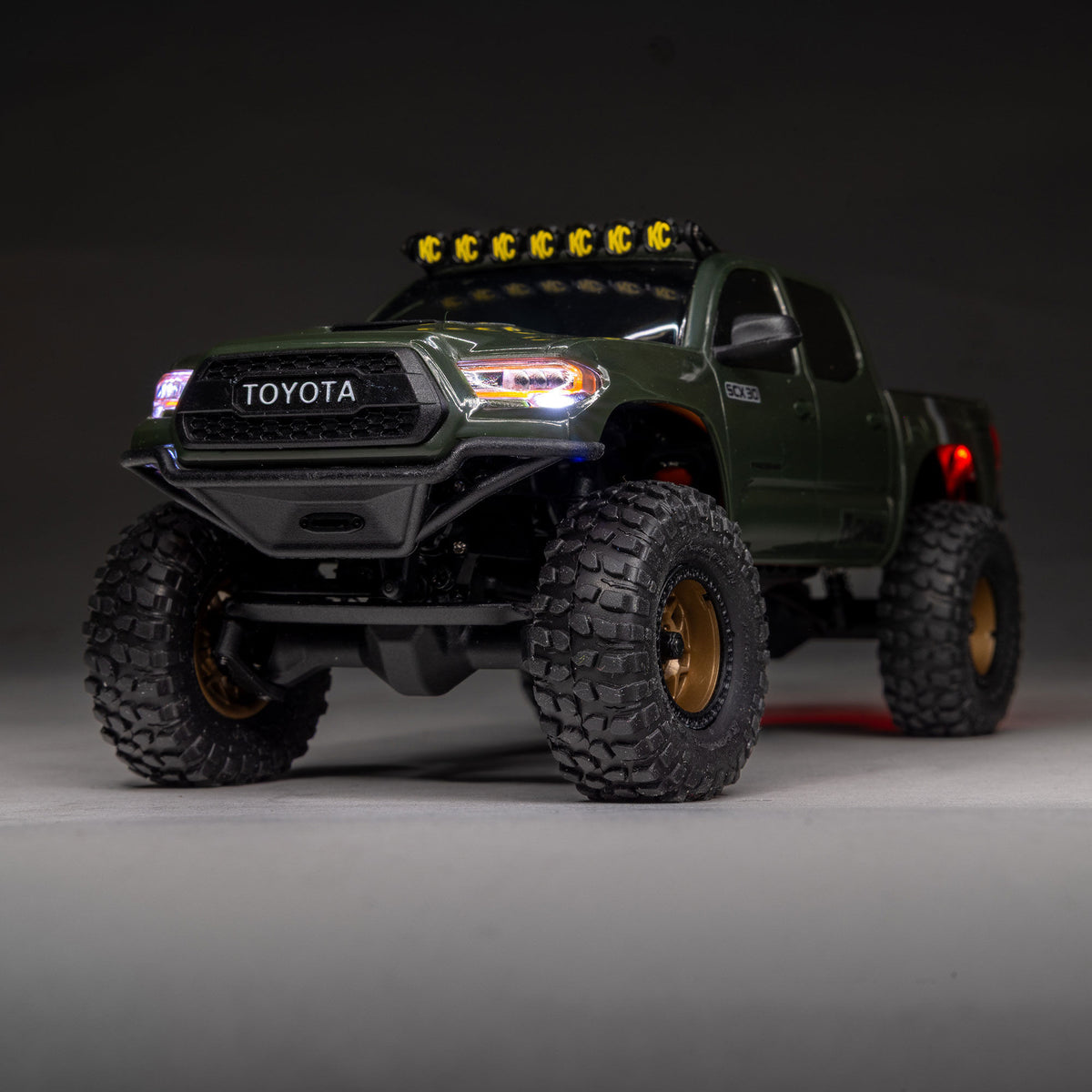 Axial AXI-3289T1 SCX30 Toyota Tacoma Rock Crawler - angle 4