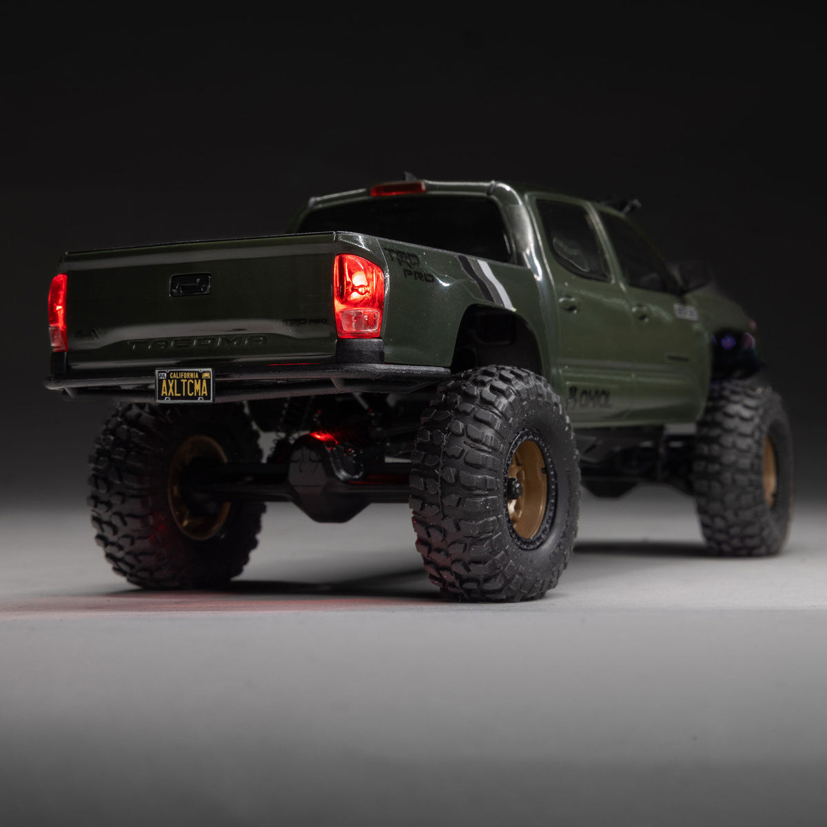 Axial AXI-3289T1 SCX30 Toyota Tacoma Rock Crawler - angle 5
